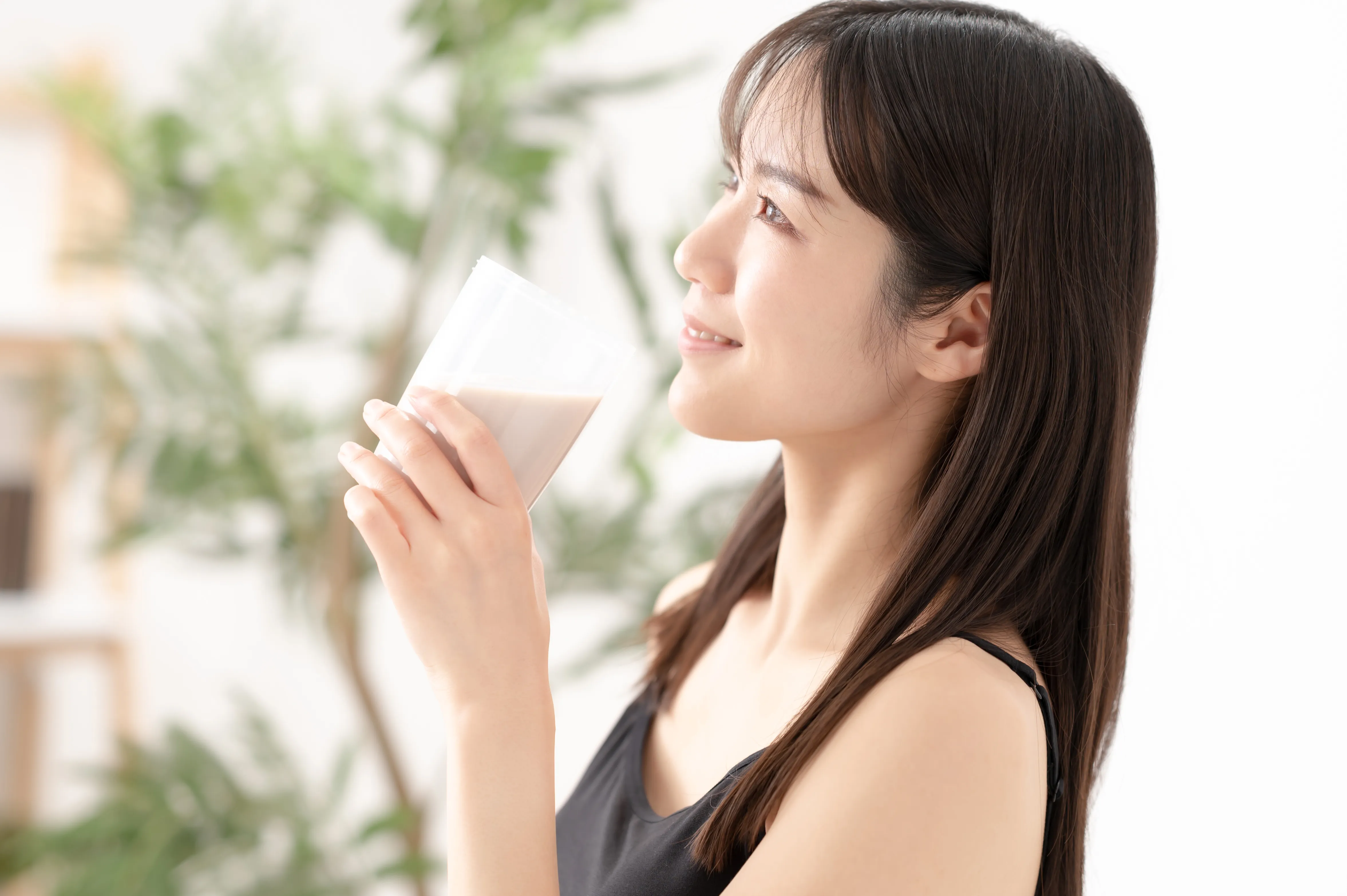 250714_プロテインを飲む女性.webp 250714_プロテインを飲む女性.webp